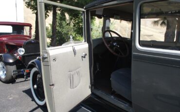 Ford-Model-A-1928-Sedan-2