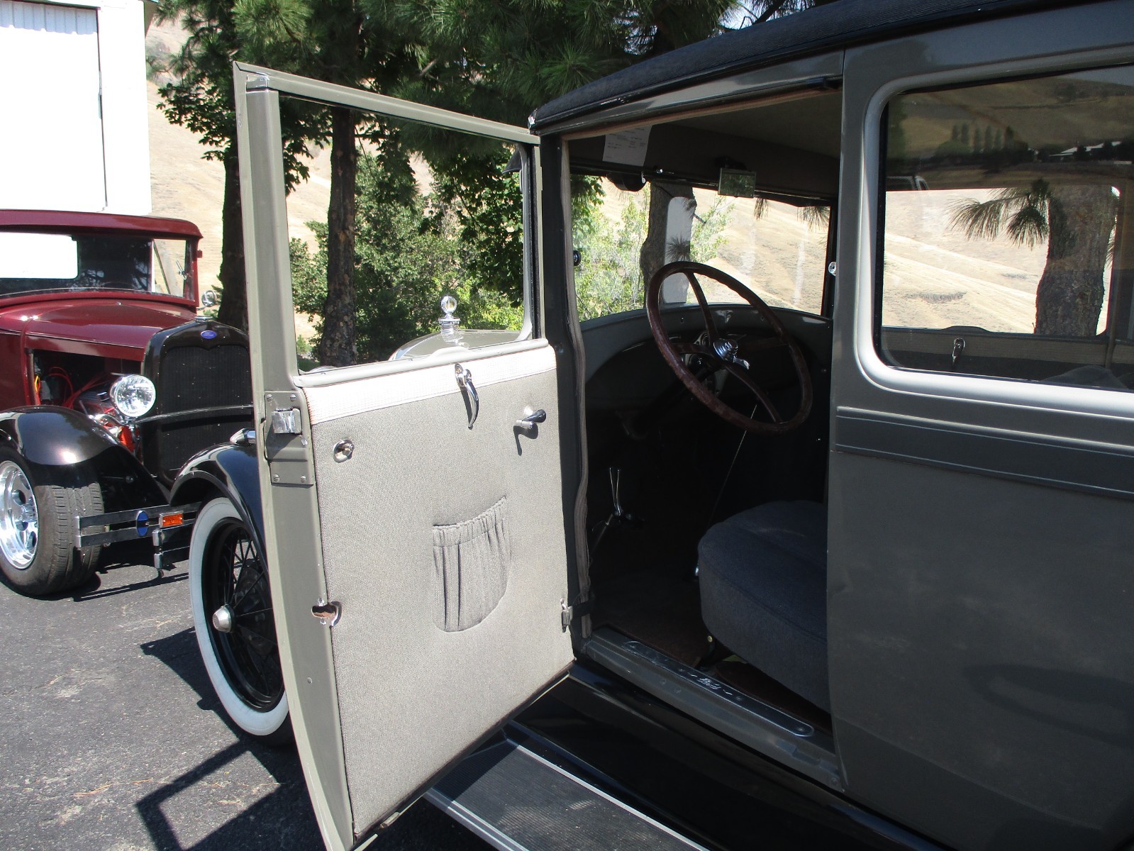 Ford-Model-A-1928-Sedan-2