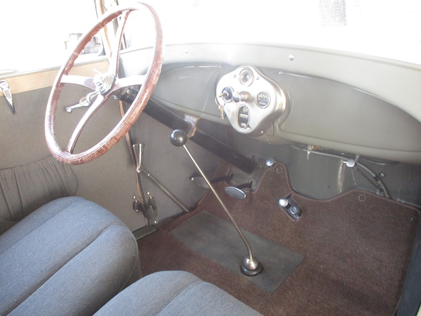 Ford-Model-A-1928-Sedan-22