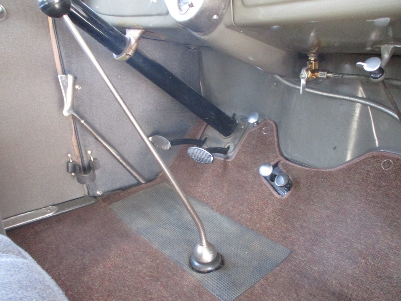 Ford-Model-A-1928-Sedan-23