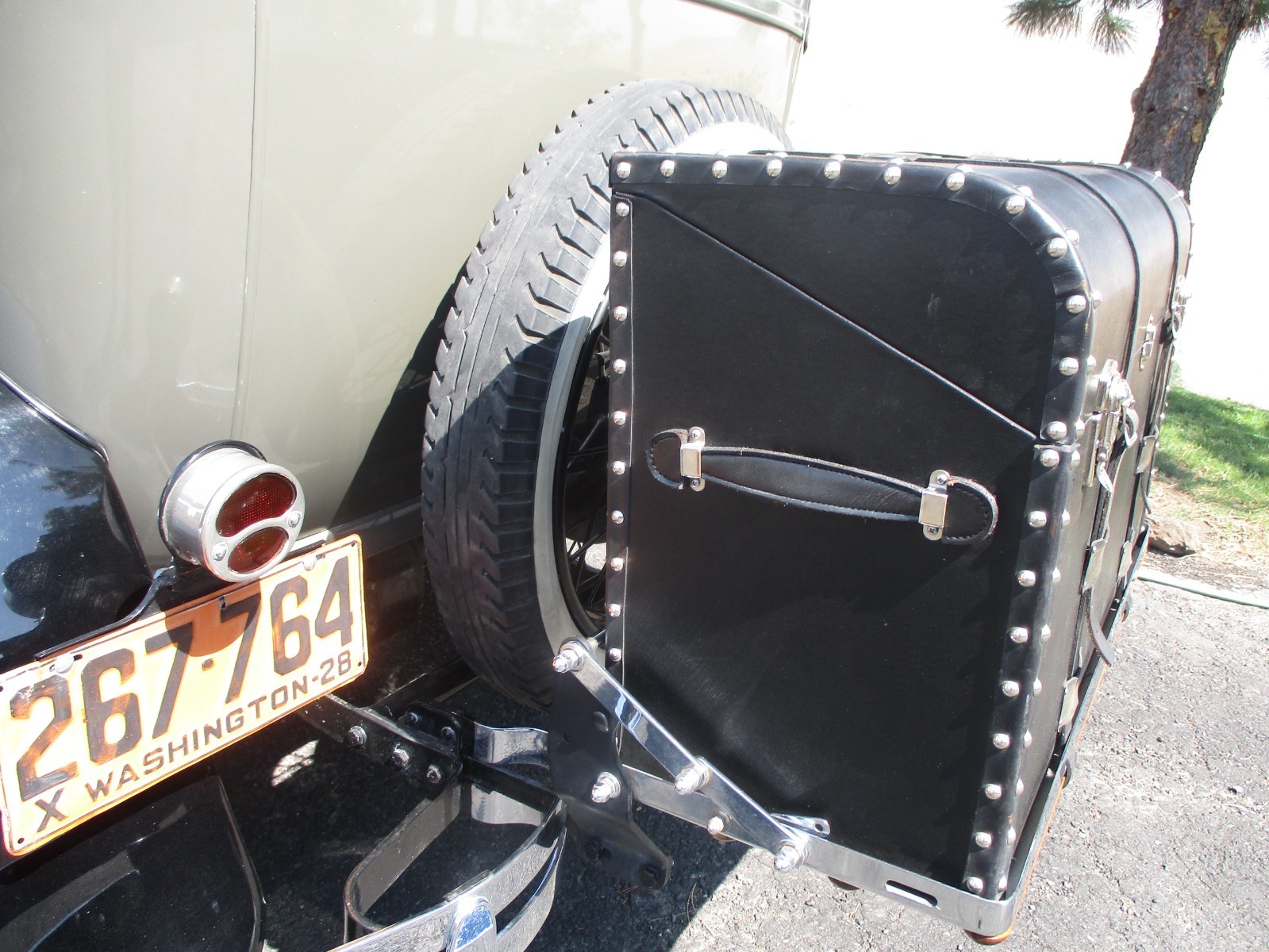 Ford-Model-A-1928-Sedan-29