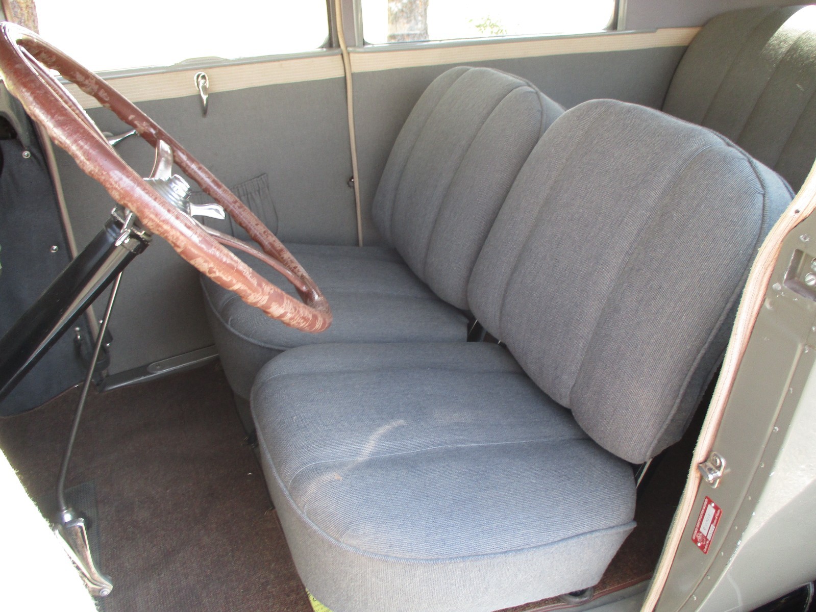 Ford-Model-A-1928-Sedan-4
