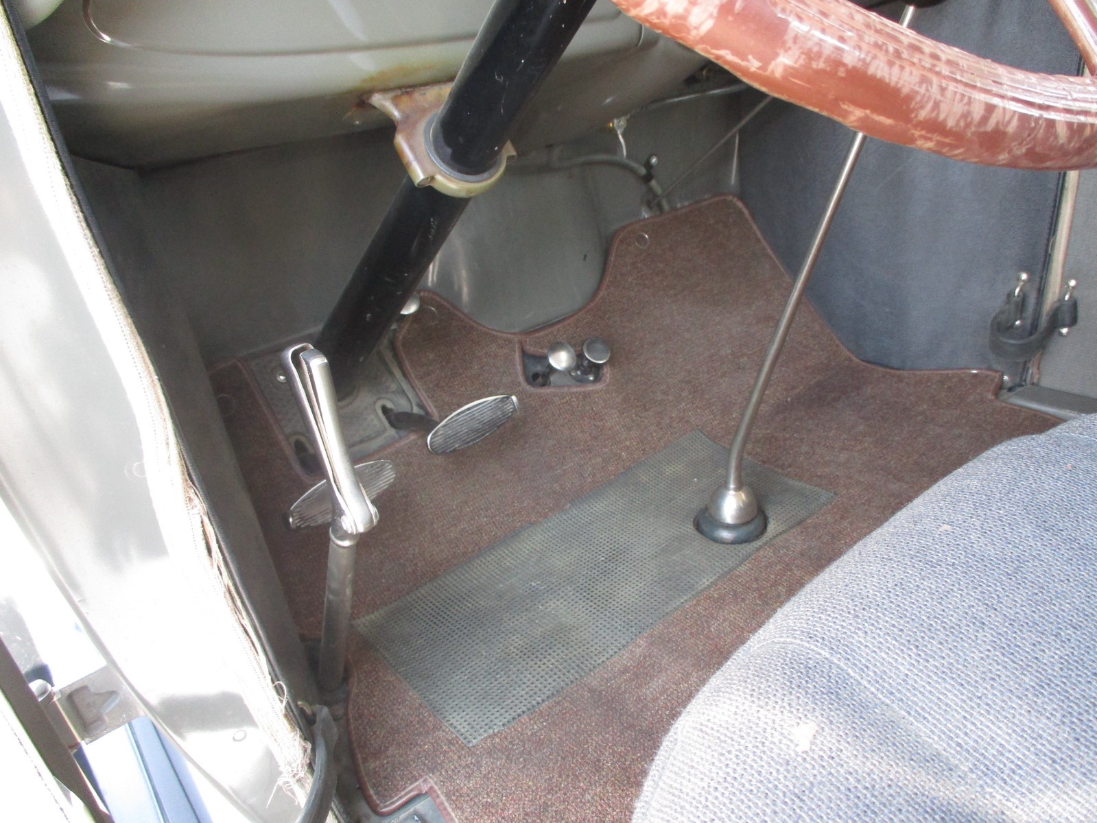 Ford-Model-A-1928-Sedan-9