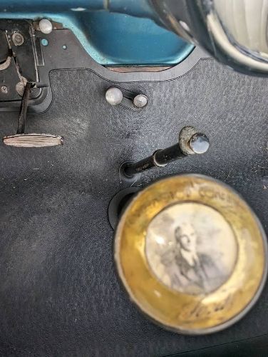 Ford-Model-a-1928-Teal-Gold-13