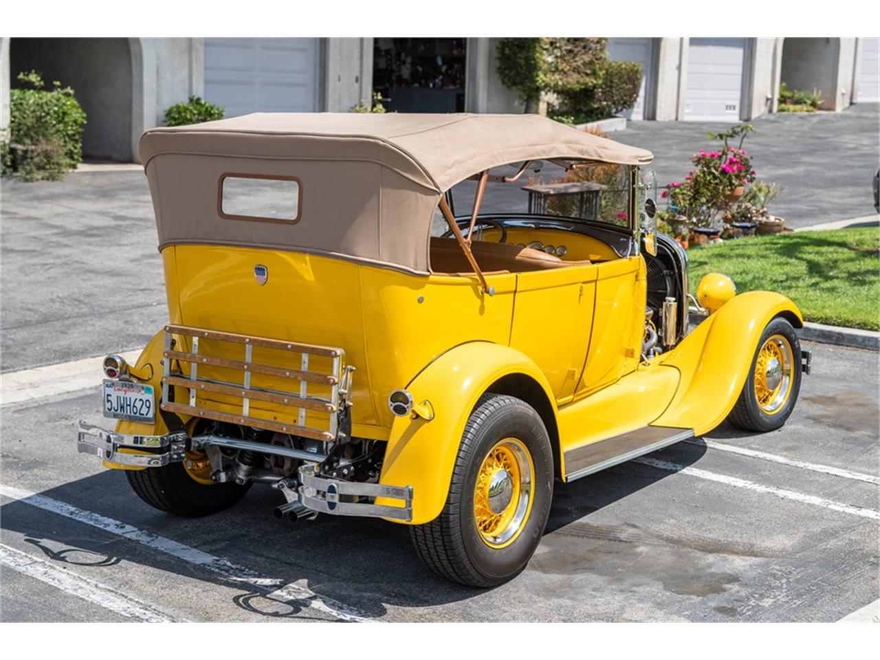 Ford-Model-a-1928-Yellow-Tan-37