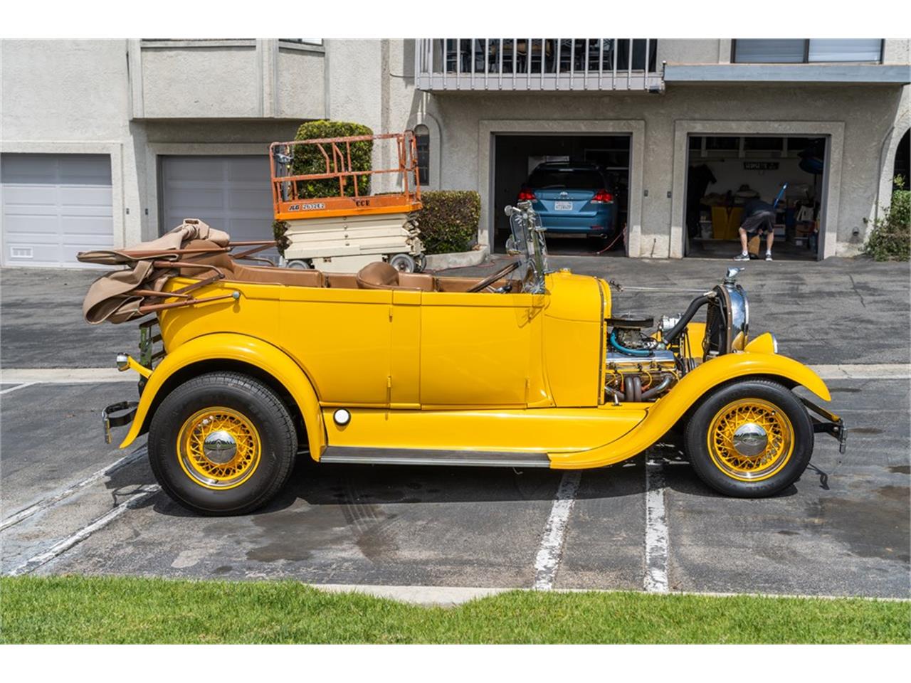 Ford-Model-a-1928-Yellow-Tan-4