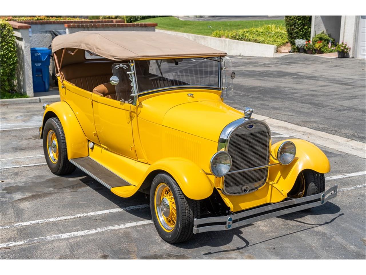 Ford-Model-a-1928-Yellow-Tan-5