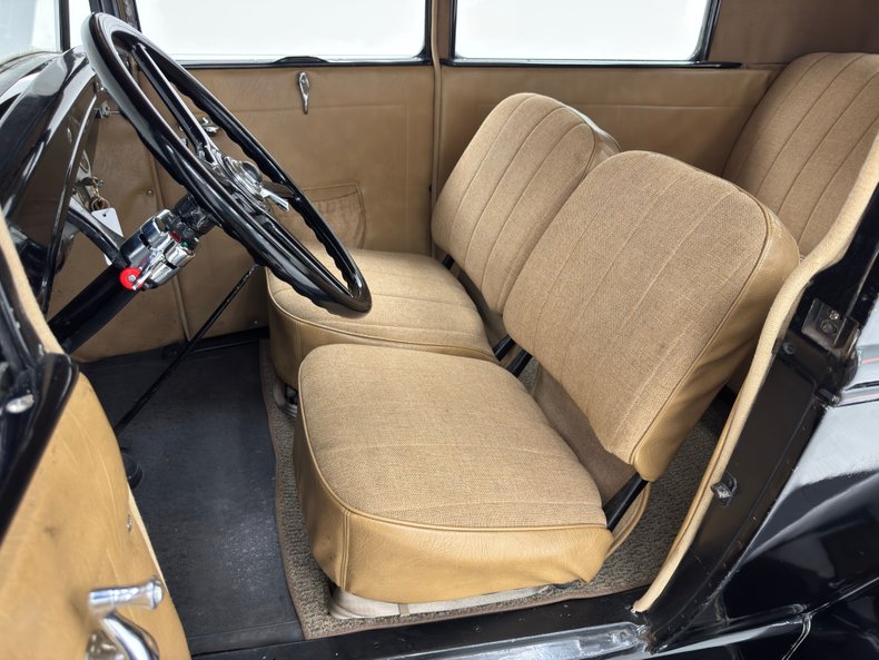 Ford-Model-a-1930-Black-Tan-12
