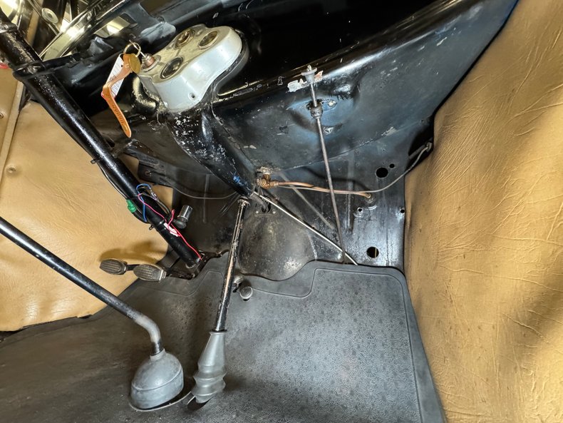 Ford-Model-a-1930-Black-Tan-13