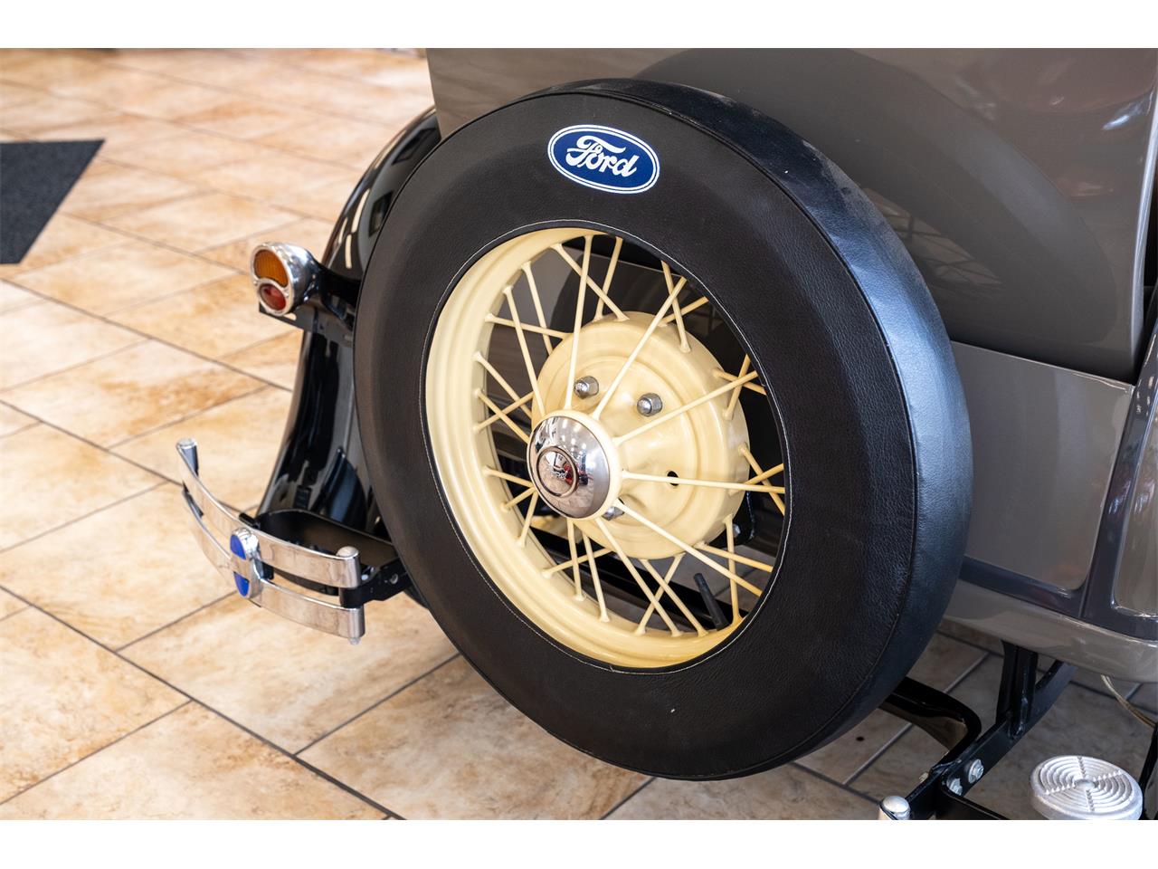 Ford-Model-a-1931-Gray-Black-Brown-5