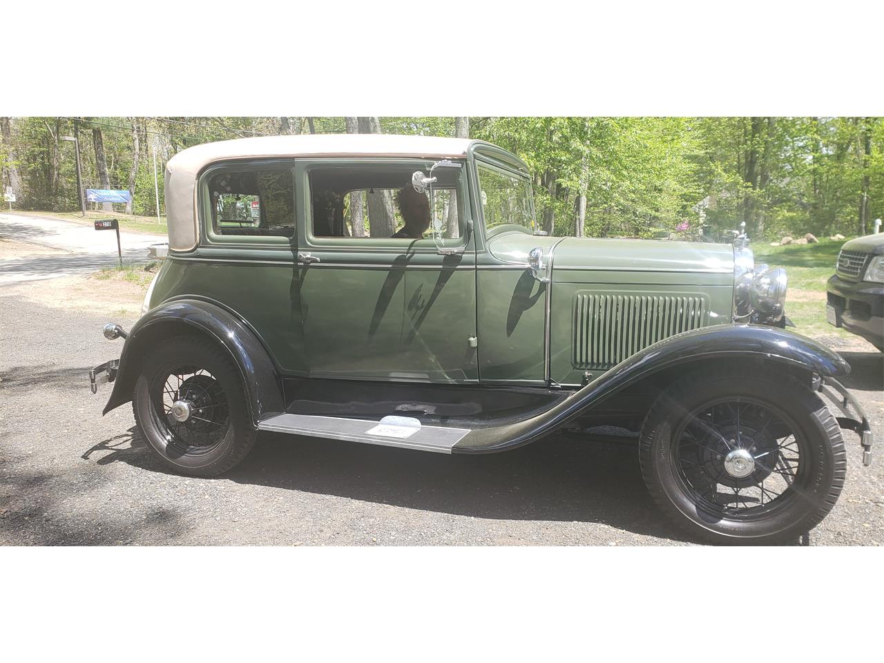 Ford-Model-a-1931-two-tone-green-brown-bedford-cloth-1