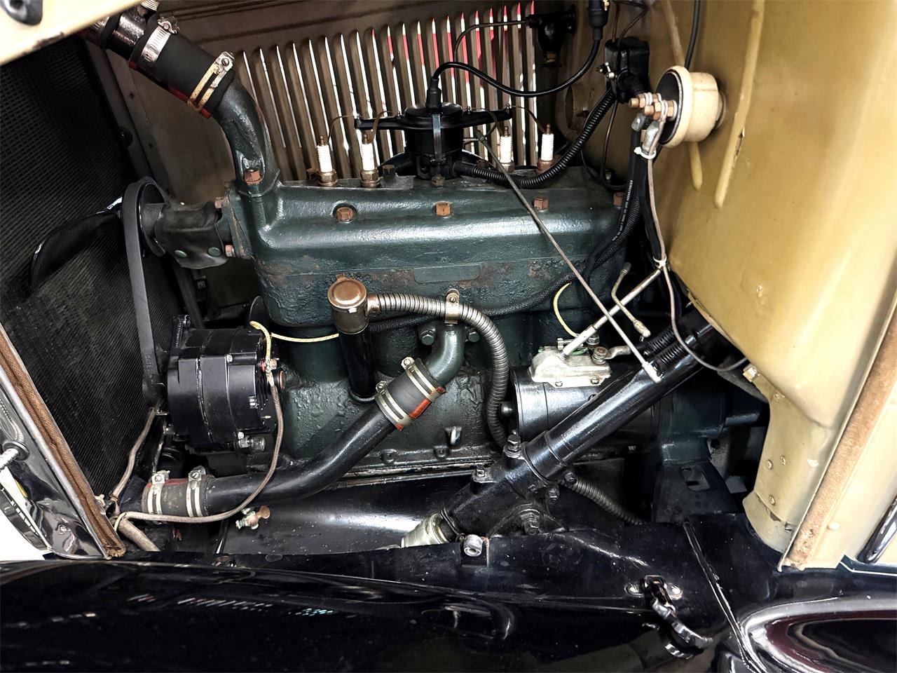 Ford-Model-a-roadster-1931-tan-w-black-fenders-Brown-13