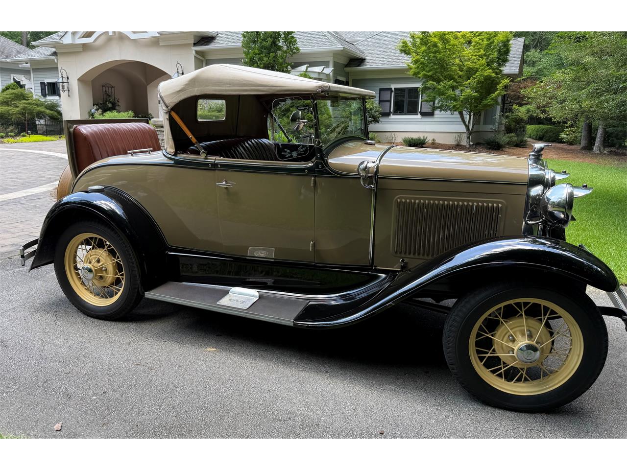 Ford-Model-a-roadster-1931-tan-w-black-fenders-Brown-3