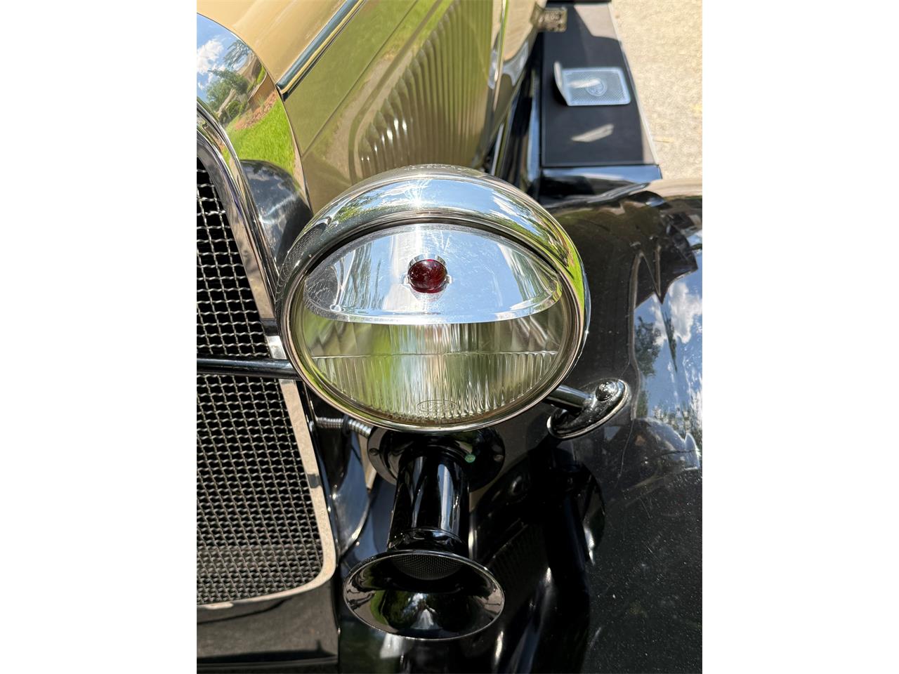 Ford-Model-a-roadster-1931-tan-w-black-fenders-Brown-7