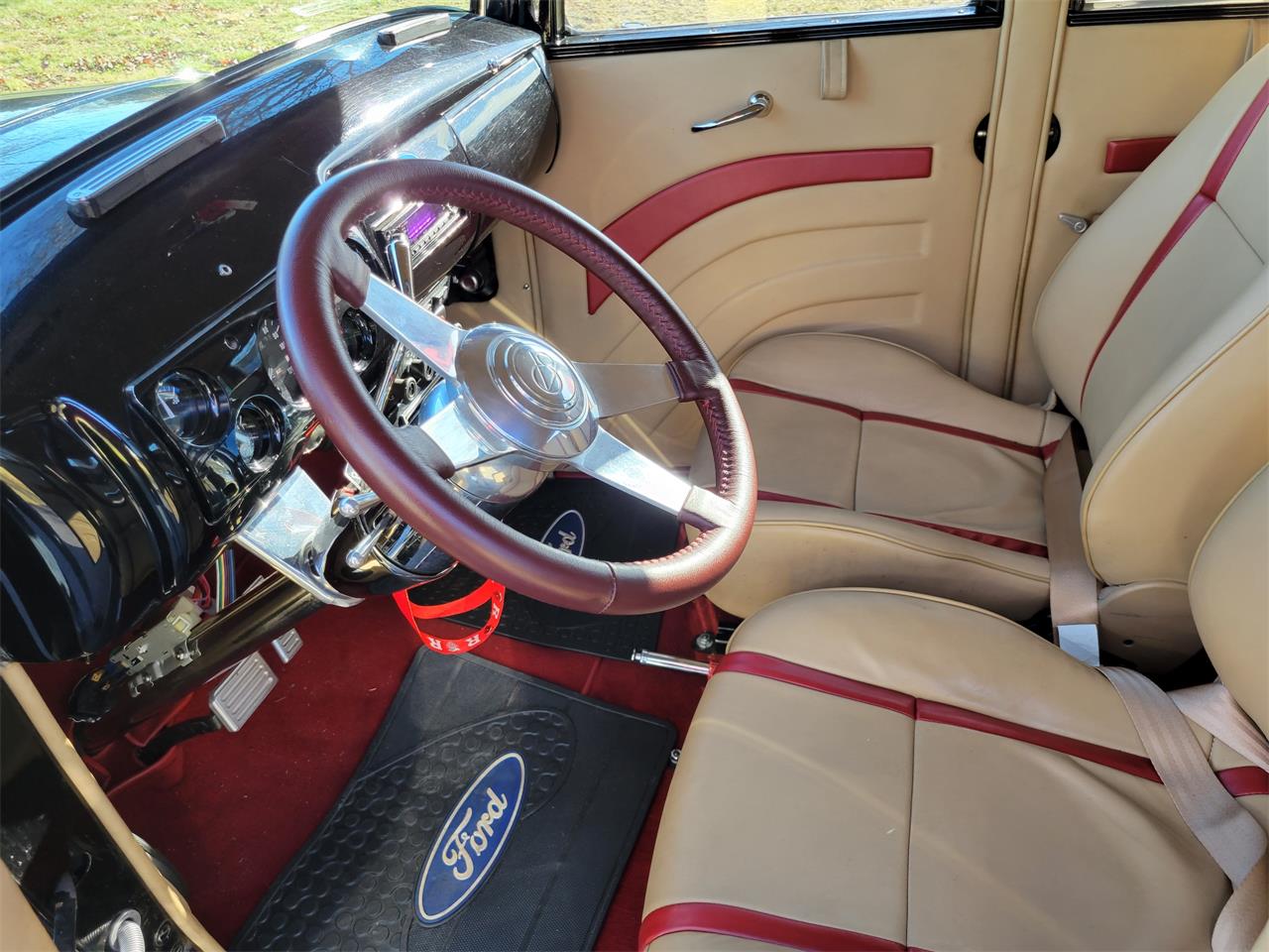 Ford-Model-b-1932-Black-TanBurg-1