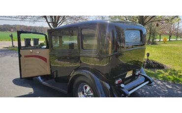 Ford-Model-b-1932-Black-TanBurg-11