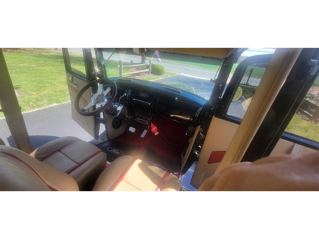Ford-Model-b-1932-Black-TanBurg-3