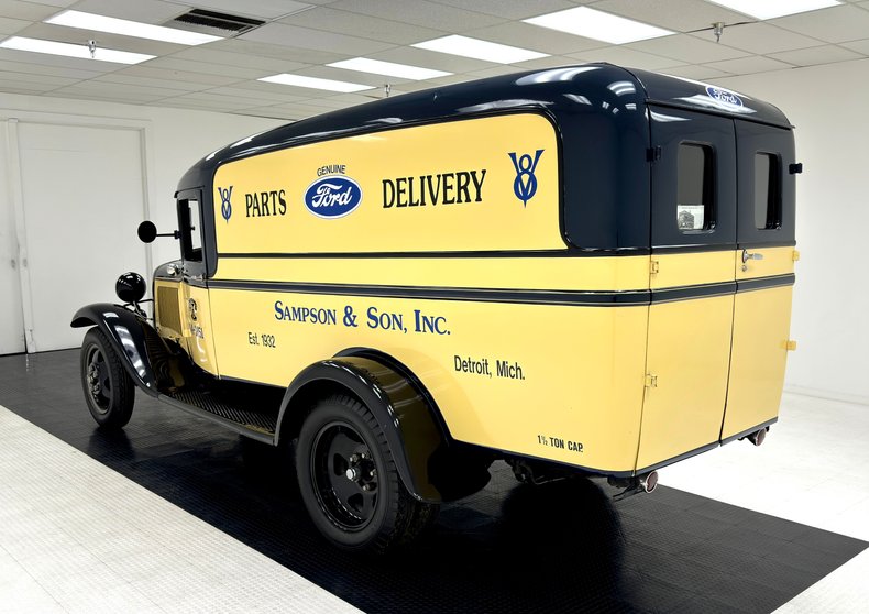 Ford-Model-bb-1932-Dark-Blue-Black-1