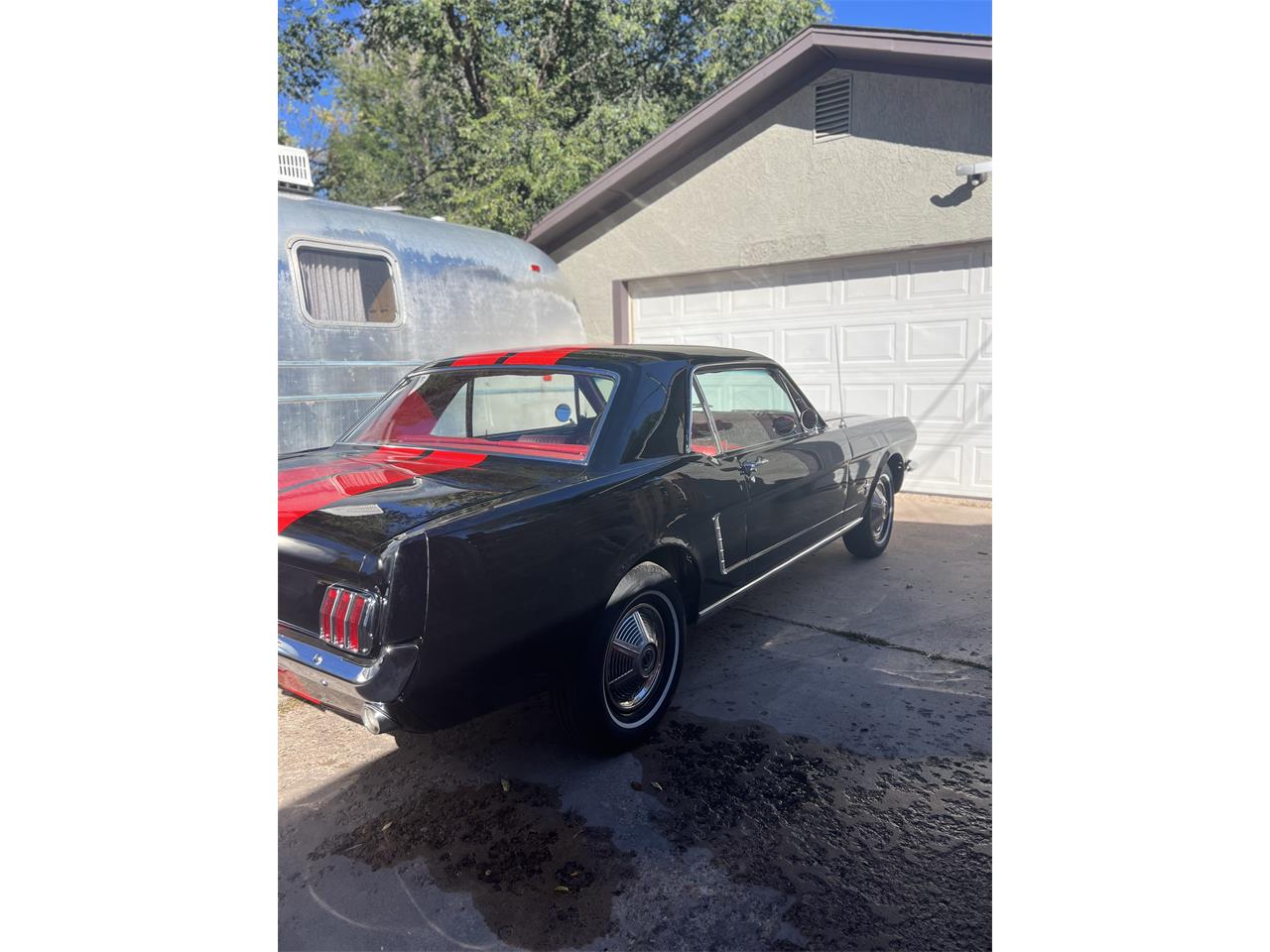 Ford-Mustang-1965-Black-with-red-strip-Red-leather-1