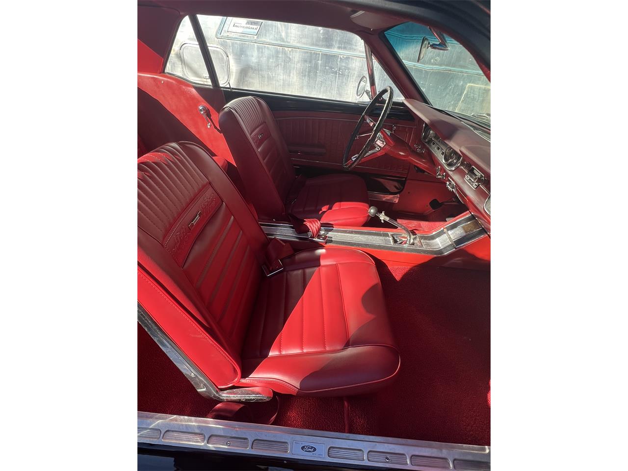 Ford-Mustang-1965-Black-with-red-strip-Red-leather-12