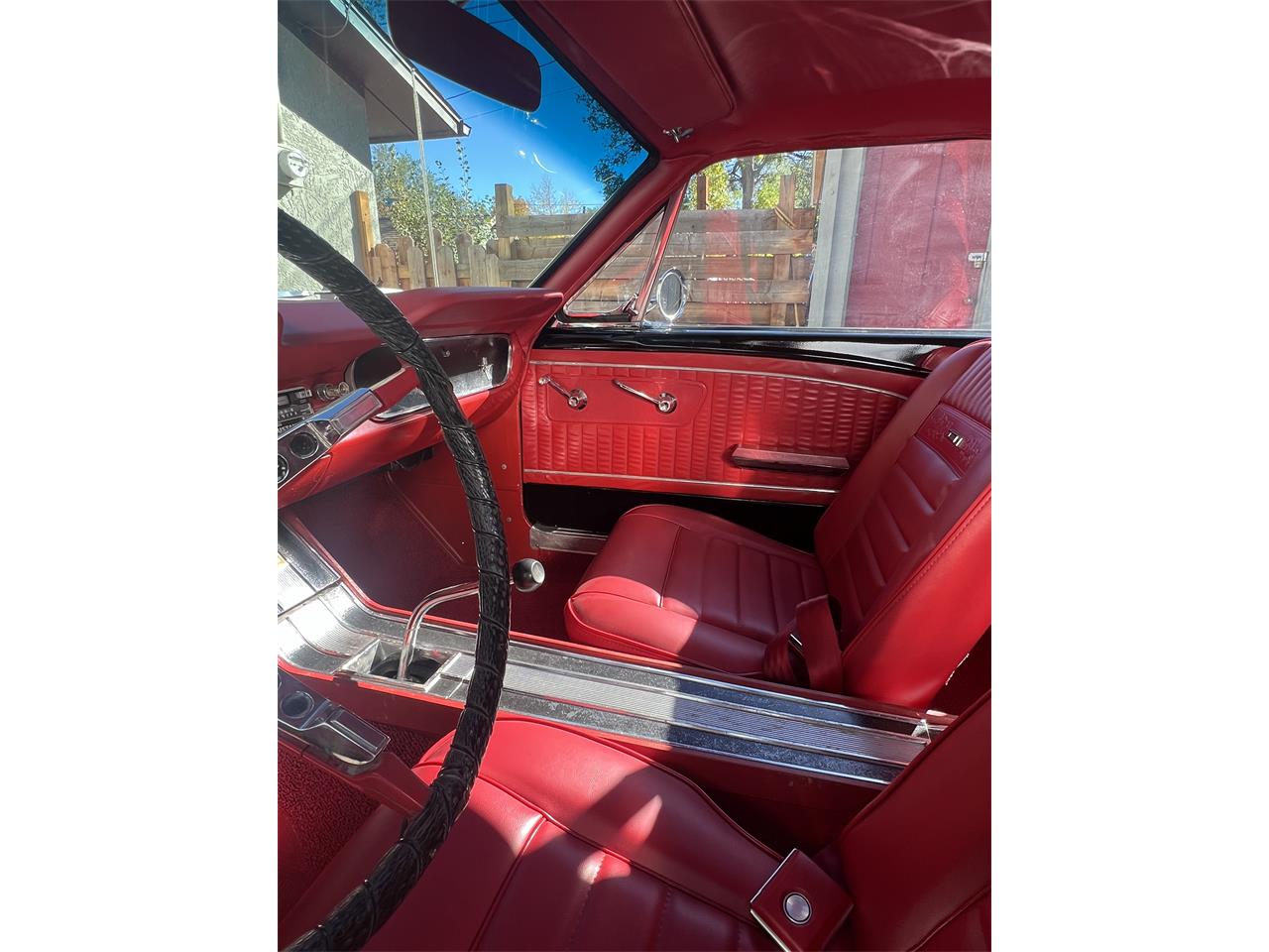 Ford-Mustang-1965-Black-with-red-strip-Red-leather-15