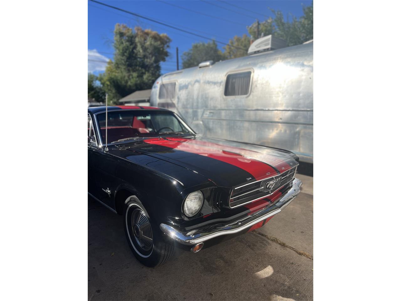 Ford-Mustang-1965-Black-with-red-strip-Red-leather-17