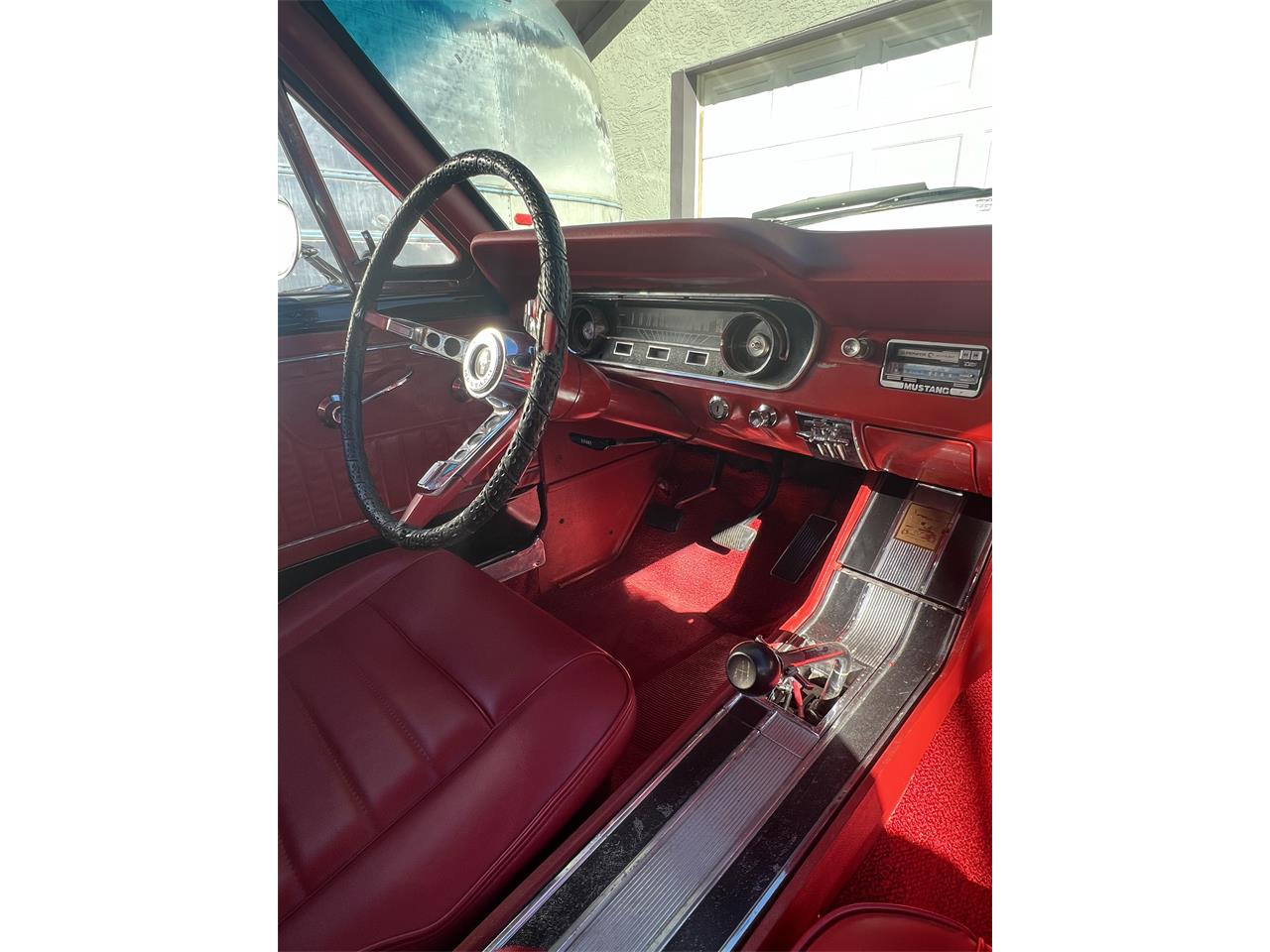 Ford-Mustang-1965-Black-with-red-strip-Red-leather-2
