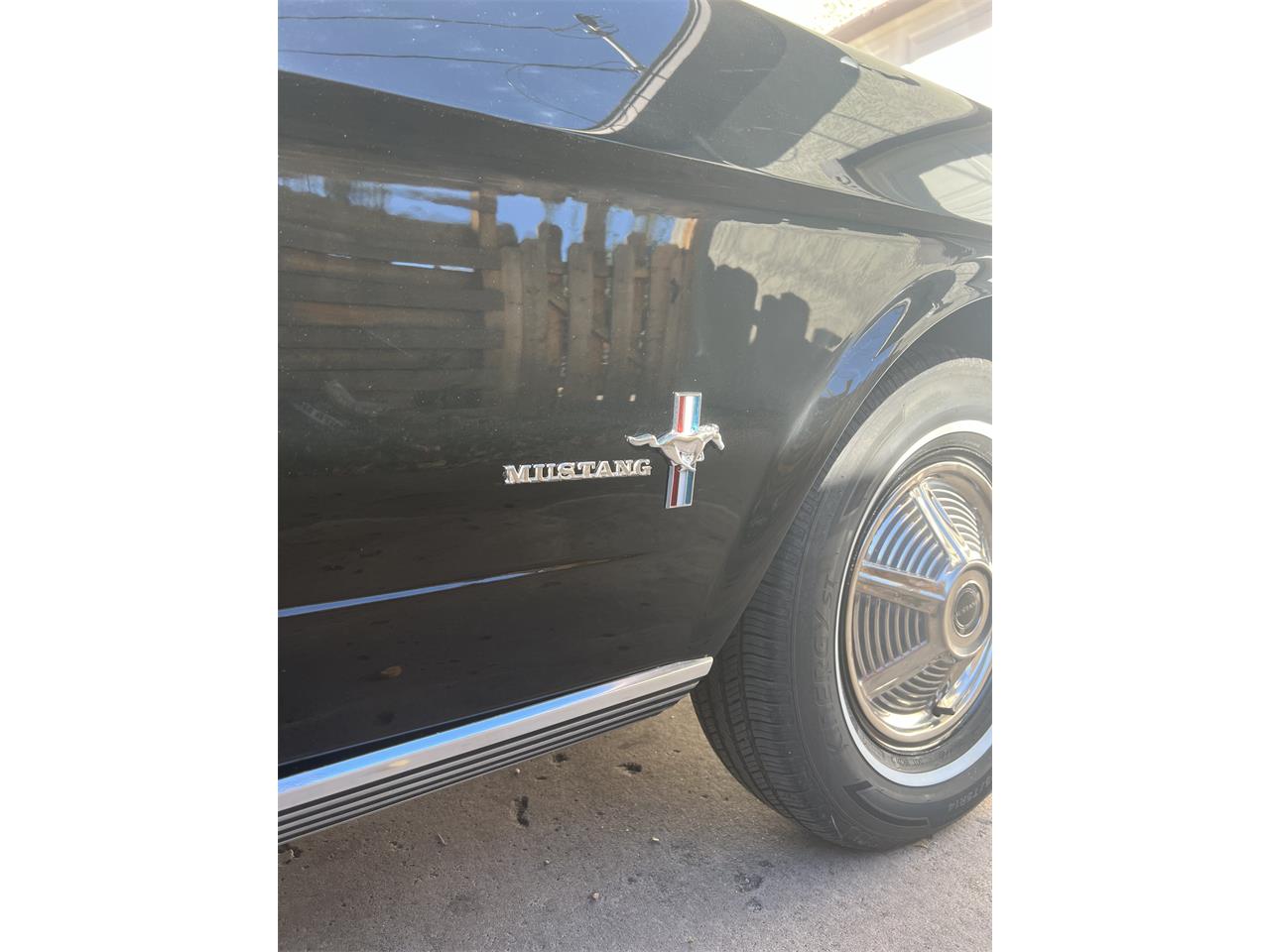 Ford-Mustang-1965-Black-with-red-strip-Red-leather-8