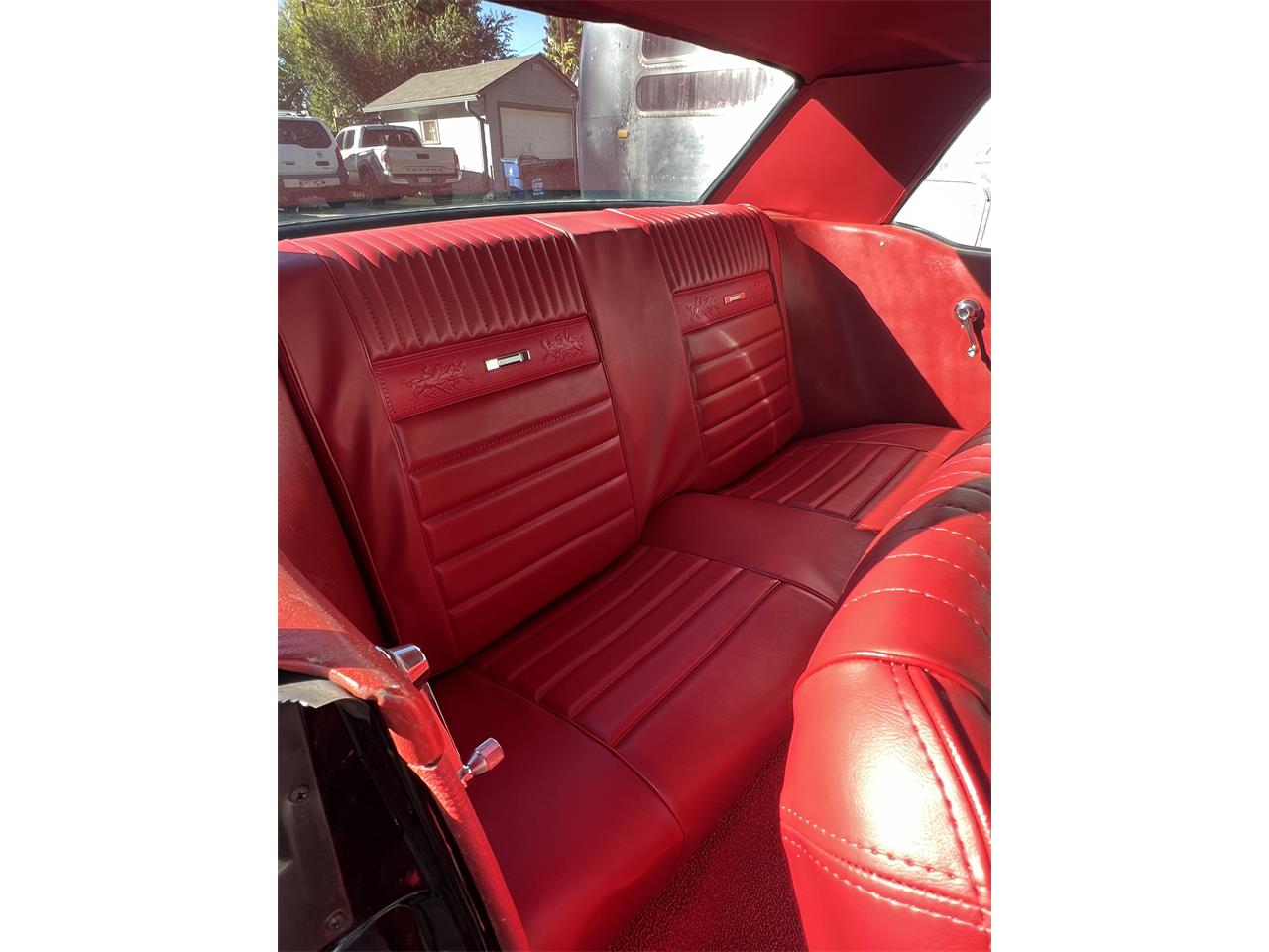 Ford-Mustang-1965-Black-with-red-strip-Red-leather-9