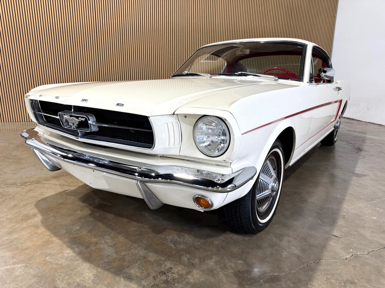 Ford-Mustang-1965-Classic-Car-2