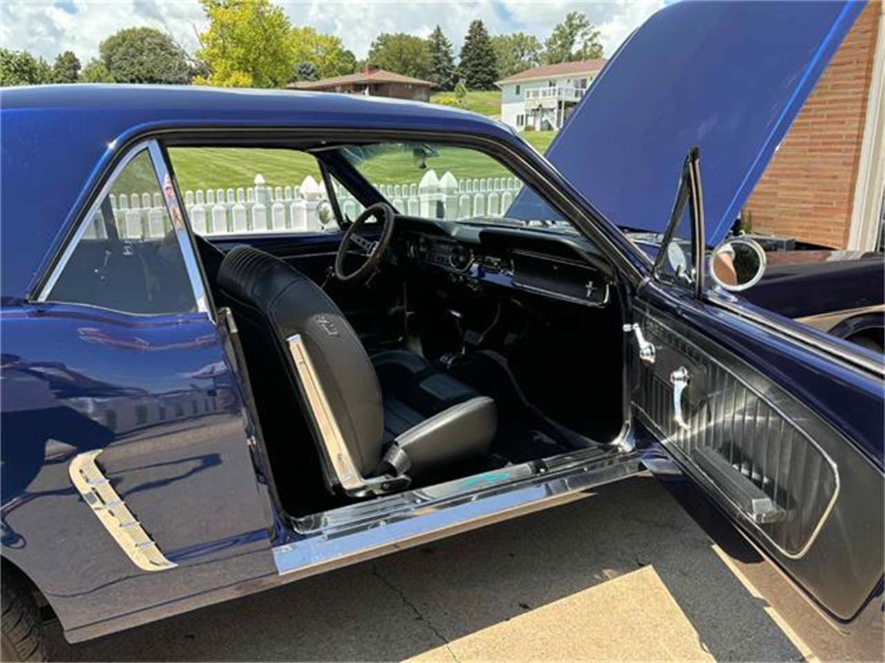 Ford-Mustang-1965-Kona-Blue-Black-2