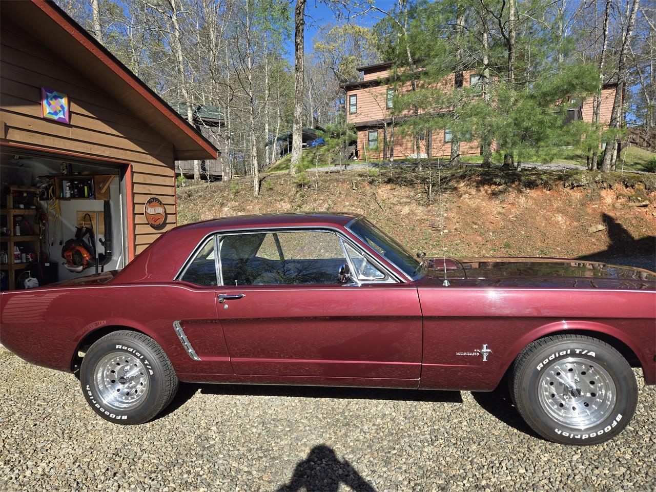 Ford-Mustang-1965-Maroon-Black-1