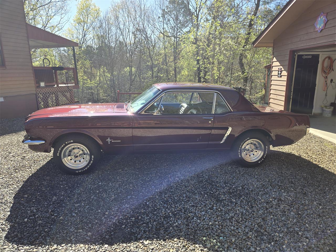 Ford-Mustang-1965-Maroon-Black-4