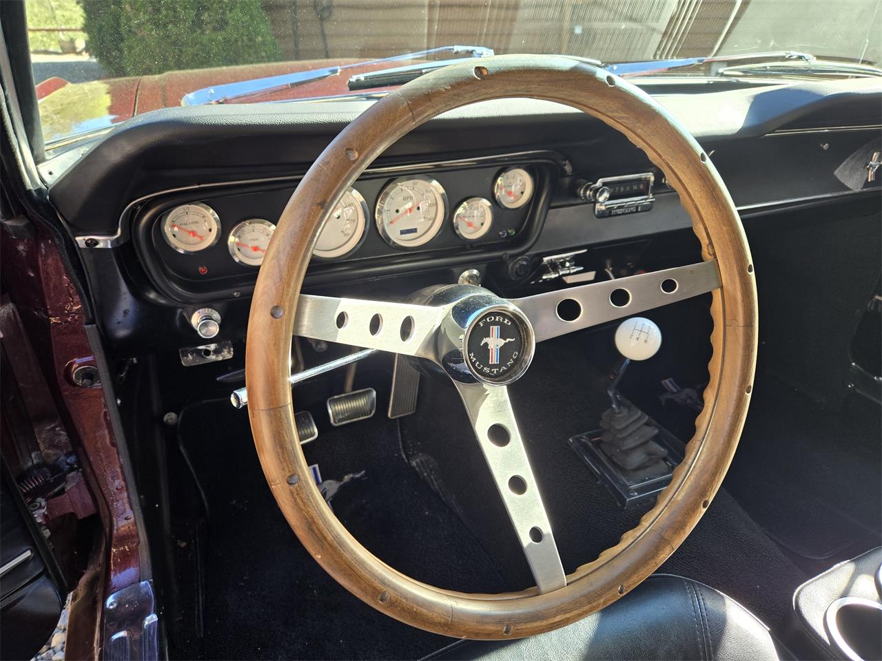 Ford-Mustang-1965-Maroon-Black-7