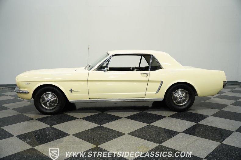 Ford-Mustang-1965-Phoenician-Yellow-Black-1