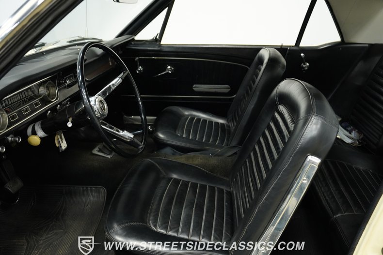 Ford-Mustang-1965-Phoenician-Yellow-Black-12
