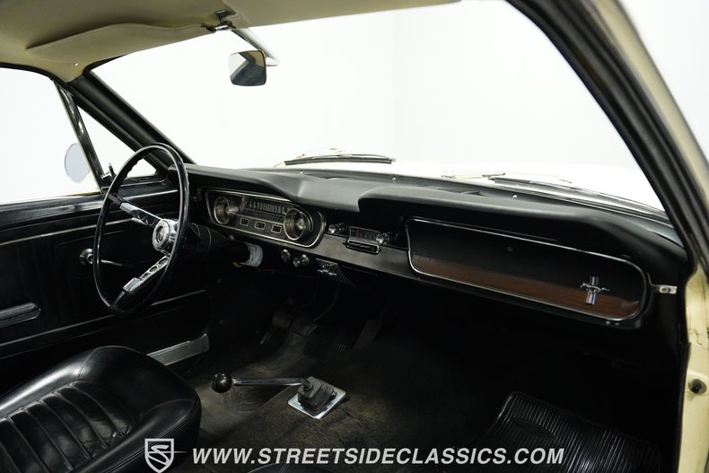 Ford-Mustang-1965-Phoenician-Yellow-Black-23