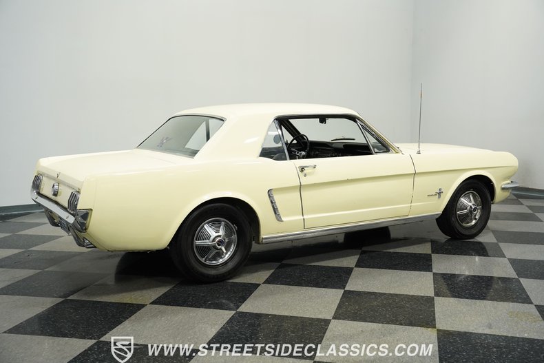 Ford-Mustang-1965-Phoenician-Yellow-Black-26
