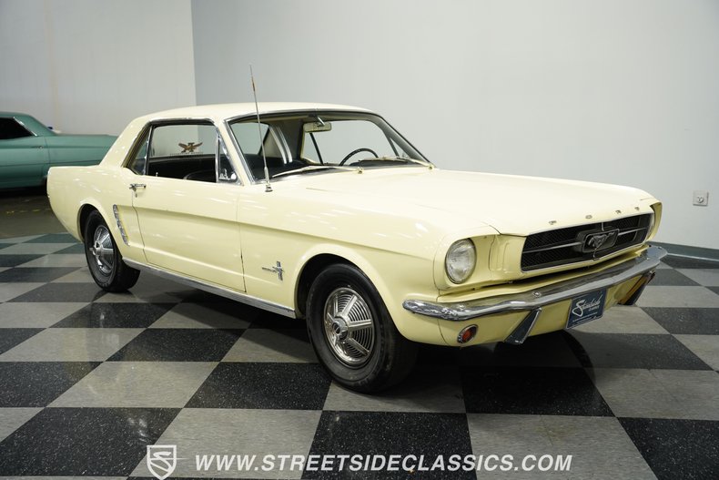 Ford-Mustang-1965-Phoenician-Yellow-Black-28