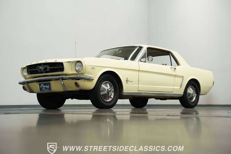 Ford-Mustang-1965-Phoenician-Yellow-Black-32