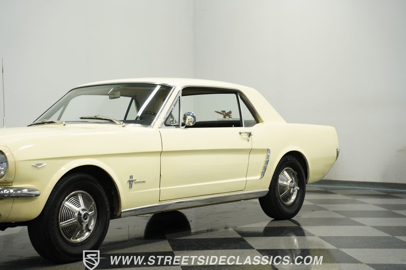 Ford-Mustang-1965-Phoenician-Yellow-Black-33