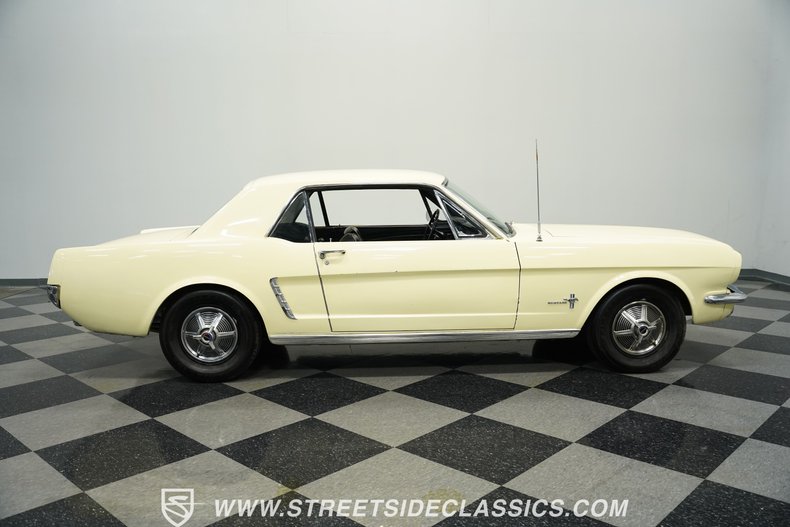 Ford-Mustang-1965-Phoenician-Yellow-Black-34