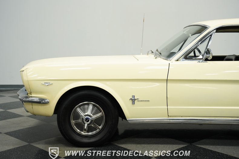 Ford-Mustang-1965-Phoenician-Yellow-Black-35