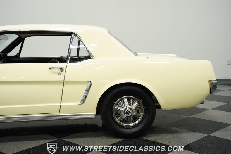 Ford-Mustang-1965-Phoenician-Yellow-Black-36