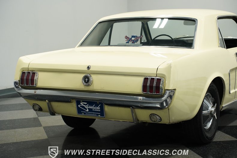 Ford-Mustang-1965-Phoenician-Yellow-Black-38
