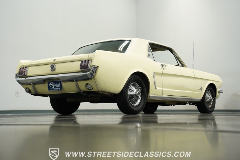 Ford-Mustang-1965-Phoenician-Yellow-Black-39