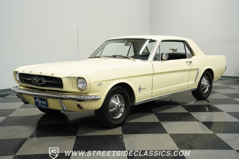 Ford-Mustang-1965-Phoenician-Yellow-Black-4