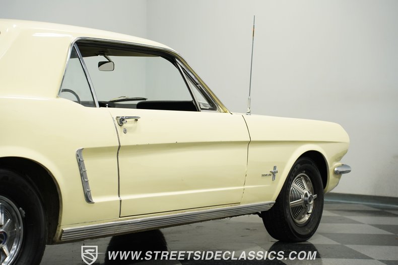 Ford-Mustang-1965-Phoenician-Yellow-Black-40