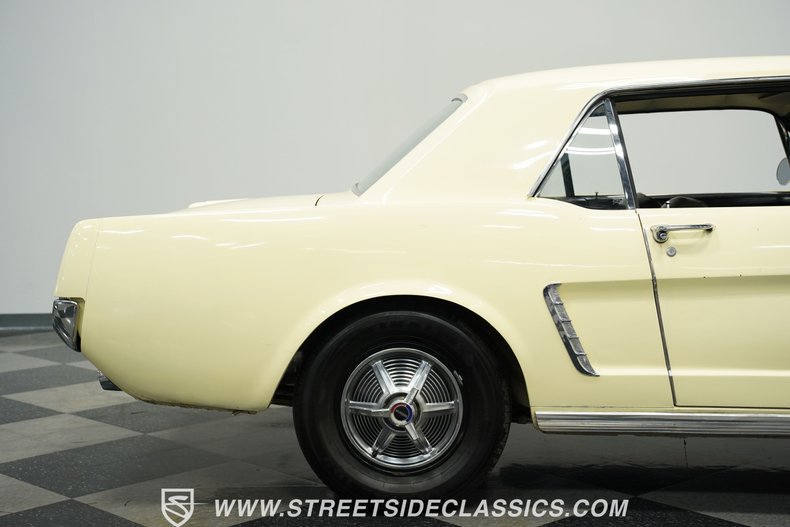 Ford-Mustang-1965-Phoenician-Yellow-Black-41