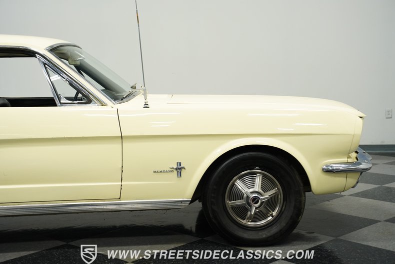 Ford-Mustang-1965-Phoenician-Yellow-Black-42